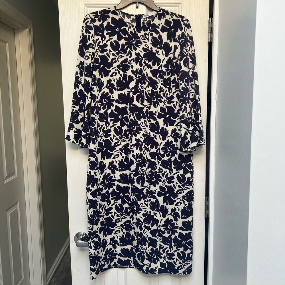 Zara Like New Blue and white floral elbow bell sleeve knee length dress size med